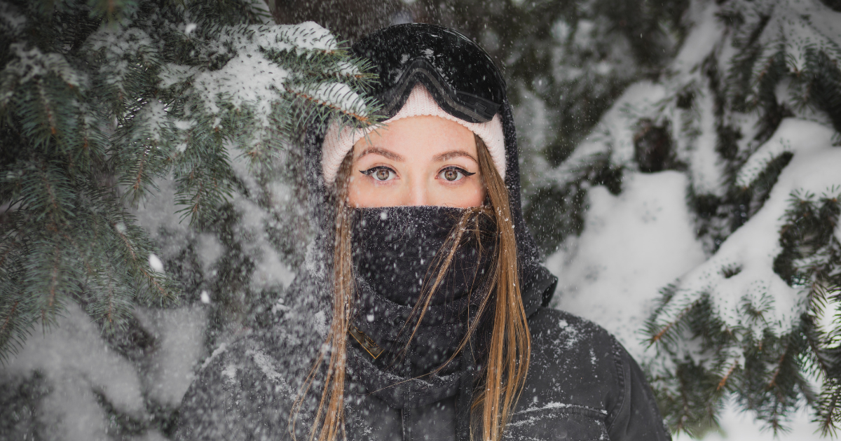 ragazza con vestiti invernali da neve e campeggio