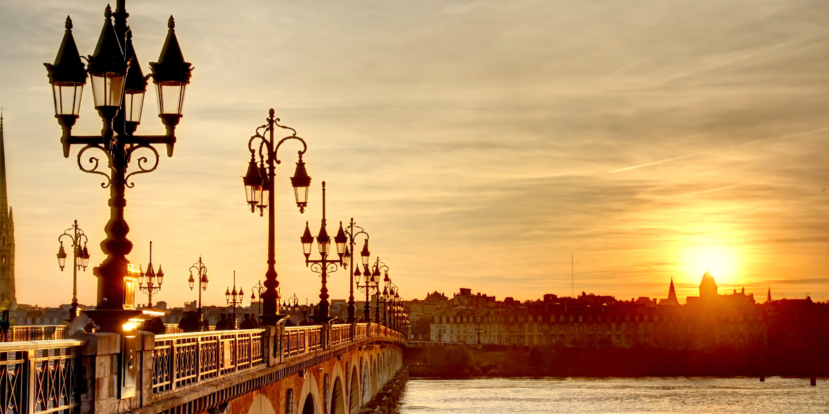 Vue des berges de Bordeaux au soleil couchant