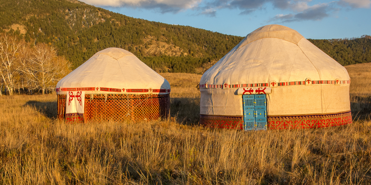 Yourtes dans une plaine d'Asie centrale