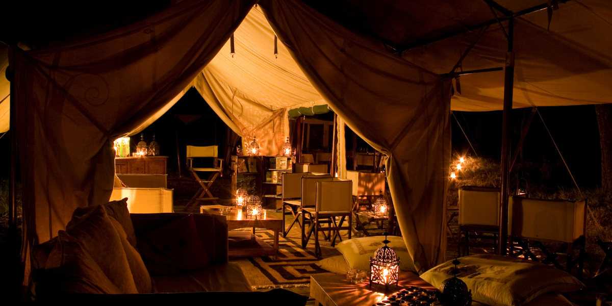 Intérieur illuminé d'une tente de safari de nuit