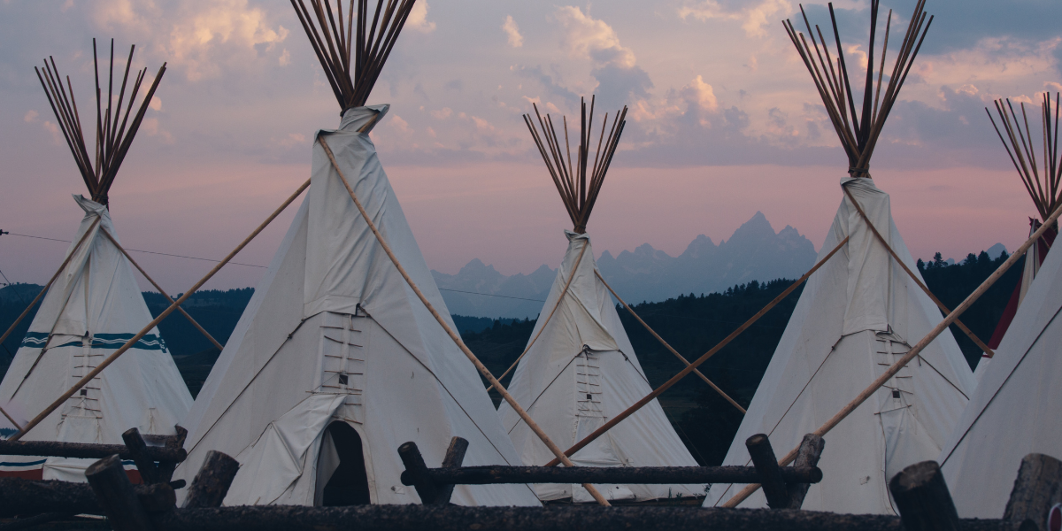 Tipis au soleil couchant