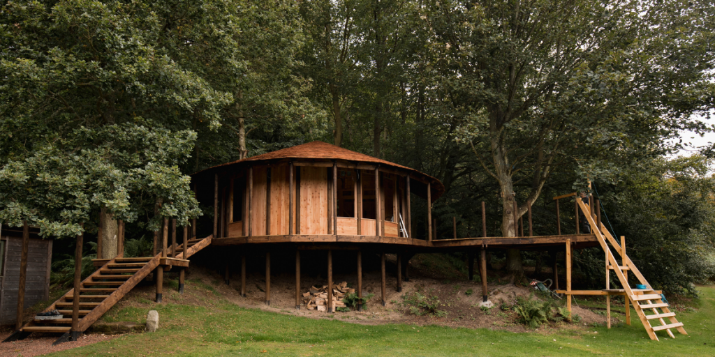 Glamping treehouse. Glamping in France