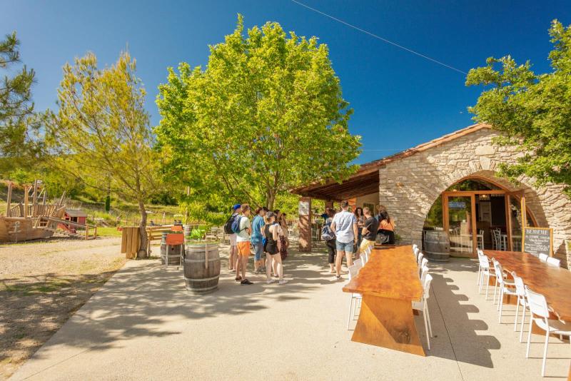 Dégustation de vins au Camping du Domaine D'Anglas