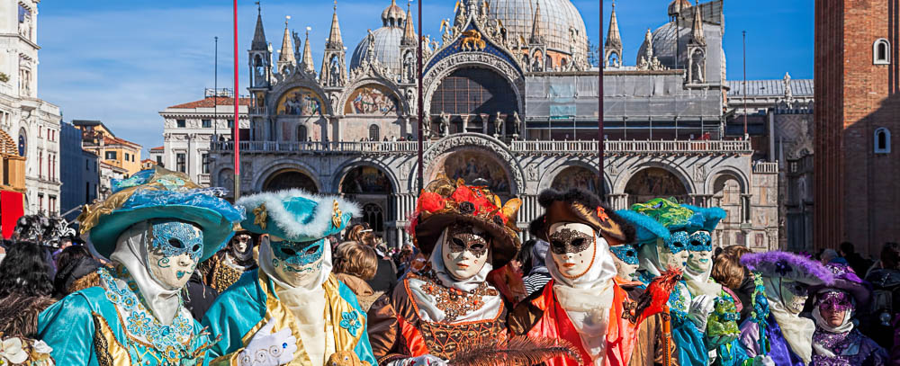 Maschere di carnevale colorate di fronte alla basilica di San Marco a Venezia