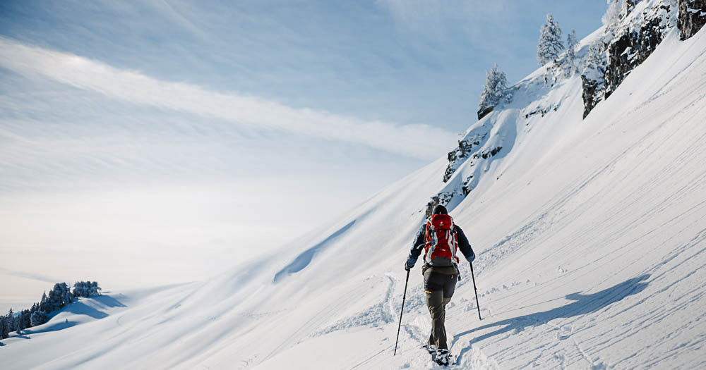 persona che fa sci di fondo in mezzo alla neve fresca