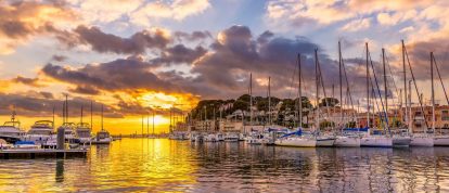 Vue panoramique sur la mer Méditerranée avec un coucher de soleil spectaculaire dans le petit port de pêche de Sanary-sur-Mer - Campings in Sanary-sur-Mer
