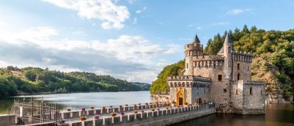 Vue sur le magnifique château de la Roche dans la vallée de la Loire - Campings dans la Loire