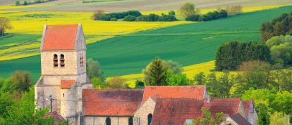 Iglesia de San Martín en primavera, Reuilly-Sauvigny, Aisne - Campings en Aisne