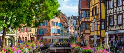 Puente sobre encantadoras casas de entramado de madera en Colmar, Alsacia - Campings en Colmar