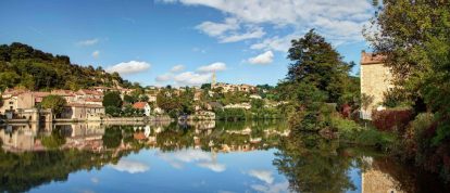 Vista del río en Fumel, Lot et Garona, Francia