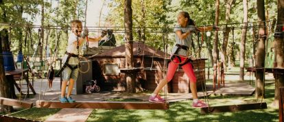 Niños jugando en un parque de aventuras - Campings en Mâcon