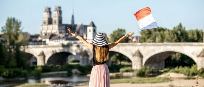 Joven ondeando la bandera francesa a orillas del Loira, cerca de Orleans - Campings en Orleans