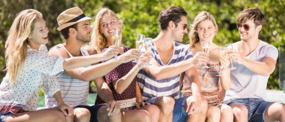 Los amigos brindan con champán en la piscina de una estación balnearia - Campings en Reims