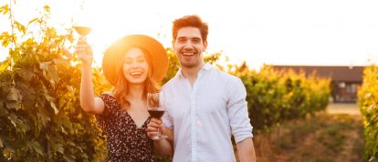 Pareja feliz en los viñedos de Tain l'Hermitage, Valle del Ródano - Campings en Valence