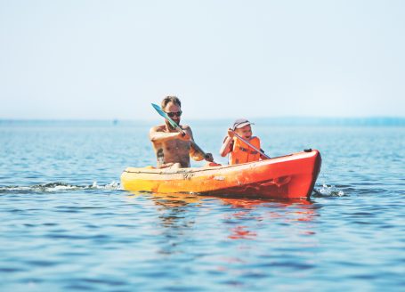 Vater und Kind in einem Kajak auf einem See