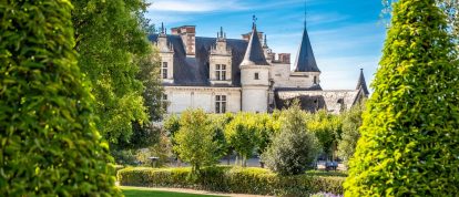Chateau Amboise framed by trees of beautiful renaissance garden - Campsites in Amboise