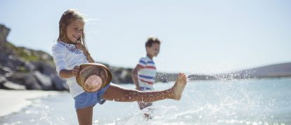 Deux enfants jouant sur la plage en France au mois de mai.