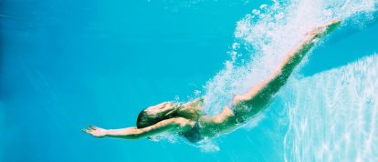 Personne sautant dans la piscine des promos vacances camping en juillet