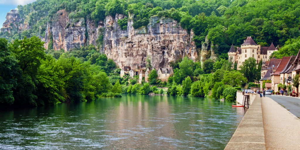 paesaggio della dordogna in riva al fiume