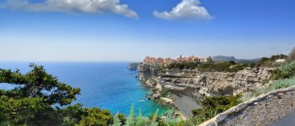 La città di Bonifacio è arroccata su una scogliera a picco sul mare blu - Campeggi a Bonifacio