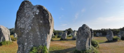 Allineamento di menhir, pietre erette, a Erdeven in Bretagna - Campeggi a Erdeven