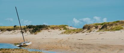Kleines Boot bei Ebbe auf der Landzunge von Benodet, Bretagne - Campingplätze in Benodet