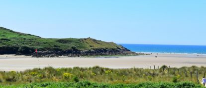 Vue panoramique du bord de mer avec un ciel bleu à Plomodiern - Campings in Plomodiern