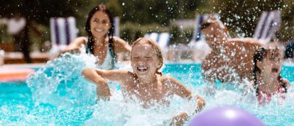 Niños y padres divirtiéndose en la piscina de un camping - campings en Le Mans