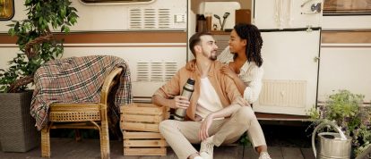 Pareja disfrutando de su tiempo juntos en un parque de autocaravanas - campings en Pontoise