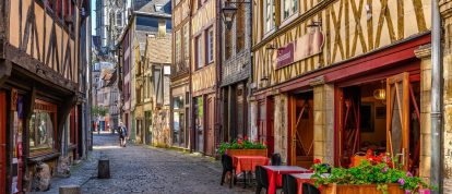 Cálida calle con casas entramadas y mesas de restaurante en Ruan, Normandía - Campings en Ruan