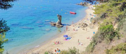 Día soleado en la playa de Toulon en la Costa Azul - Campings en Toulon