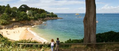 Gelukkige kinderen kijken neer op het Plage de Tréboul, Douarnenez - Campings in Douarnenez