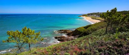 Kustlandschap van Bretagne met het zandstrand van Erquy - Campings in Erquy