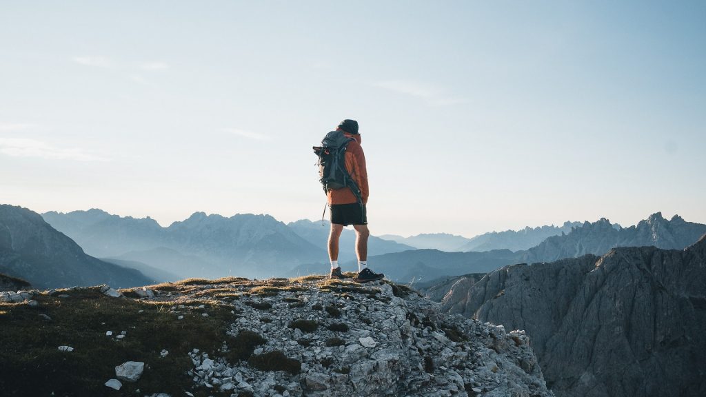 Homme surplombant une montagne apres une belle randonnée en France