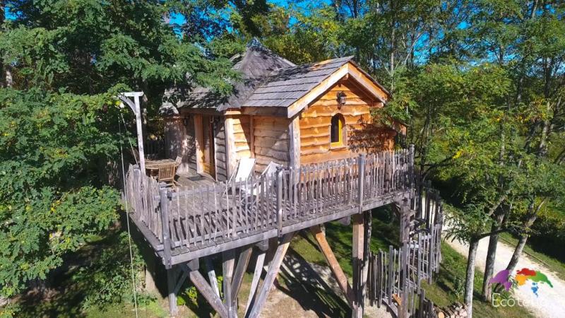 Exemple de cabane dans les arbres du domaine ecotelia